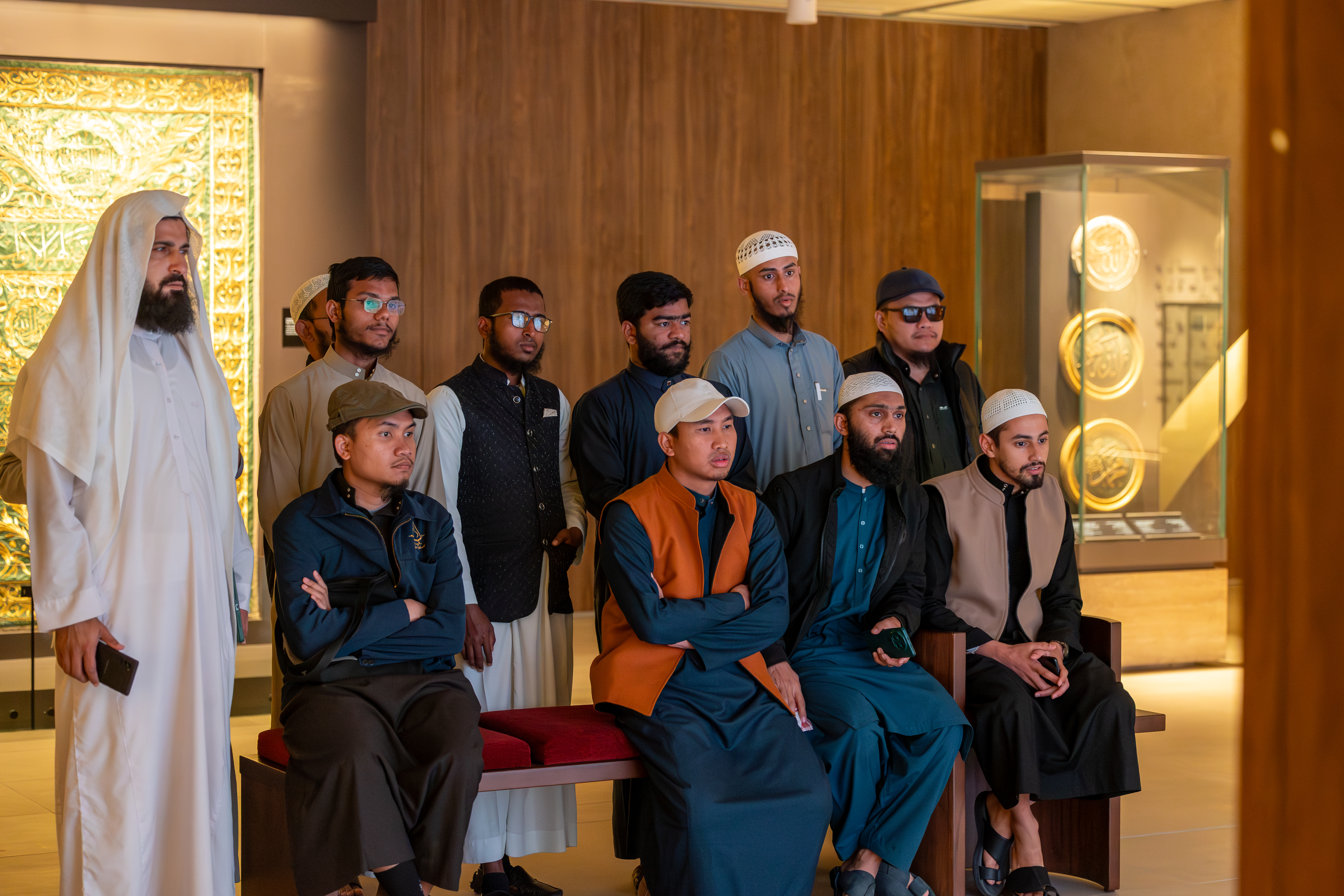 طلاب الجامعة الإسلامية الدوليين يزورون مركز الأمير محمد بن سلمان العالمي للخط العربي